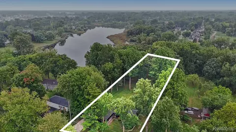 4105 Crocus Rd, Waterford, MI 48328