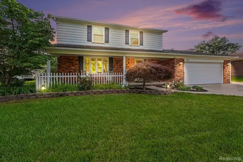 9490 Steephollow Dr, White Lake, MI 48386