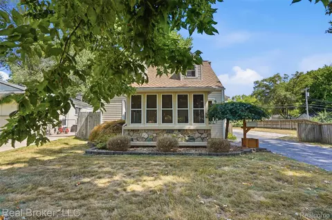 19410 Rensellor St, Livonia, MI 48152