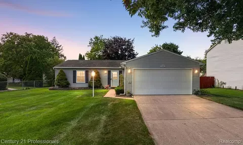 1148 Meadowlark Dr, Waterford, MI 48327