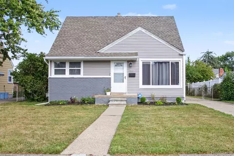 7040 Deering St, Garden City, MI 48135