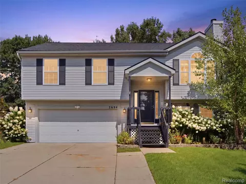 2694 Driftwood Dr, Waterford, MI 48329