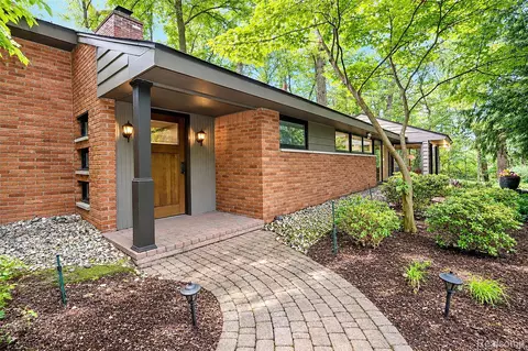 3310 Dogwood Ct, Bloomfield Hills, MI 48304