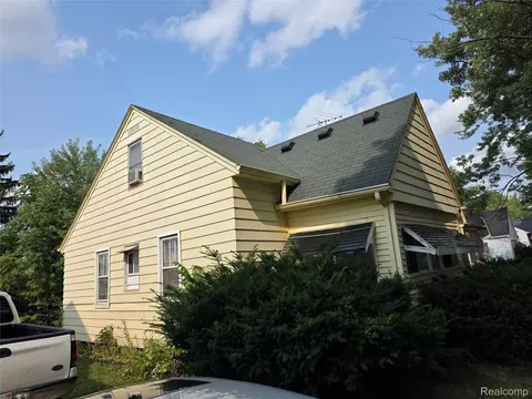 573 E Kennett Rd, Pontiac, MI 48340