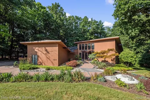 1211 Kensington Rd, Bloomfield Hills, MI 48304