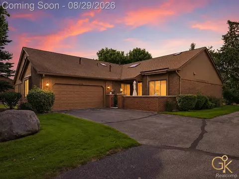 2216 London Bridge Dr, Rochester Hills, MI 48307