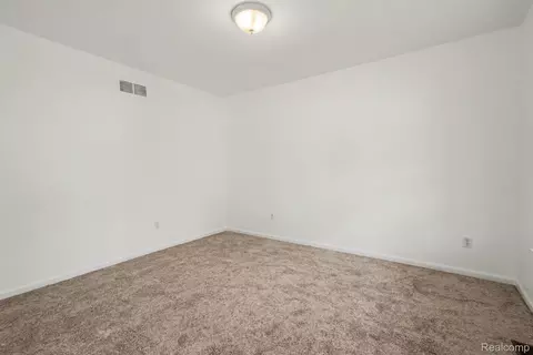 Bedroom - 19144 Red Oak Ln, Brownstown, MI 48193 photo 9 of 10