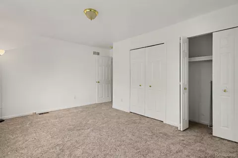 Bedroom - 19144 Red Oak Ln, Brownstown, MI 48193 photo 6 of 10