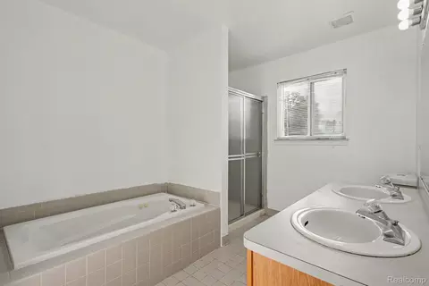 Bath - 19144 Red Oak Ln, Brownstown, MI 48193 photo 3 of 3