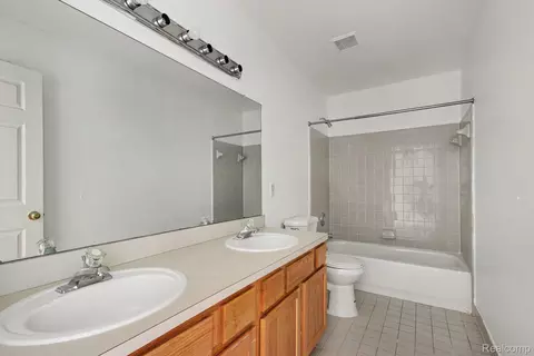 Bath - 19144 Red Oak Ln, Brownstown, MI 48193 photo 1 of 3