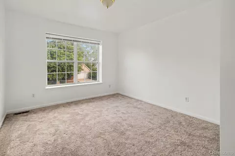 Bedroom - 19144 Red Oak Ln, Brownstown, MI 48193 photo 4 of 10