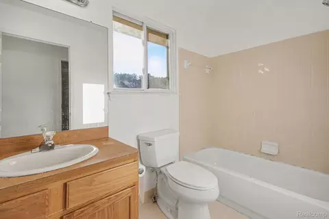 Bath - 19144 Red Oak Ln, Brownstown, MI 48193 photo 2 of 3