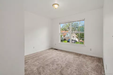 Bedroom - 19144 Red Oak Ln, Brownstown, MI 48193 photo 2 of 10