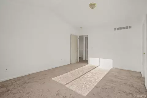 Bedroom - 19144 Red Oak Ln, Brownstown, MI 48193 photo 8 of 10