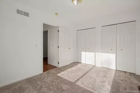 Bedroom - 19144 Red Oak Ln, Brownstown, MI 48193 photo 1 of 10
