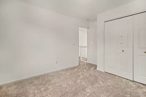 Bedroom - 19144 Red Oak Ln, Brownstown, MI 48193 photo 3 of 10