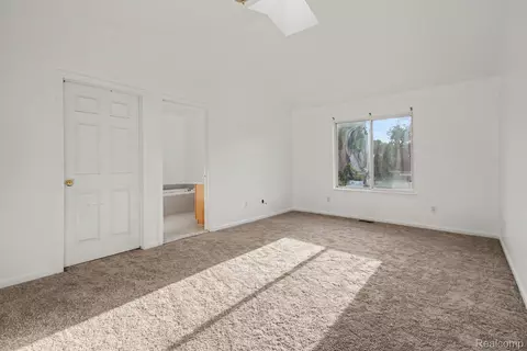 Bedroom - 19144 Red Oak Ln, Brownstown, MI 48193 photo 7 of 10