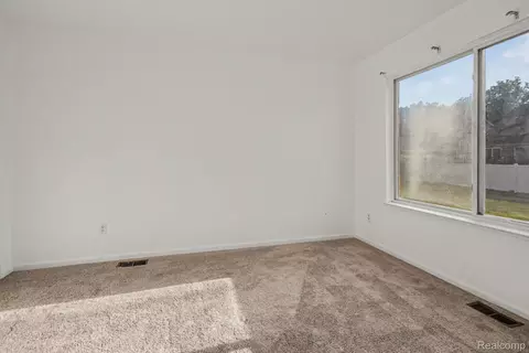 Bedroom - 19144 Red Oak Ln, Brownstown, MI 48193 photo 10 of 10
