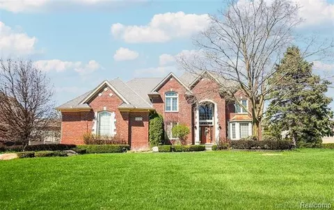 54182 Queensborough Dr, Shelby Township, MI 48315