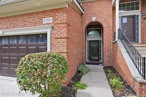 37585 Newburg Park Cir #16, Livonia, MI 48152