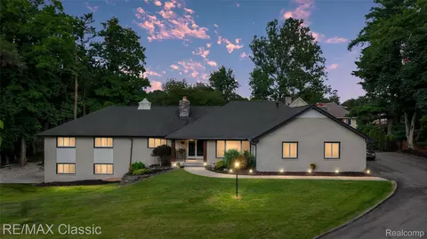 7048 Lindenmere Dr, Bloomfield Hills, MI 48301