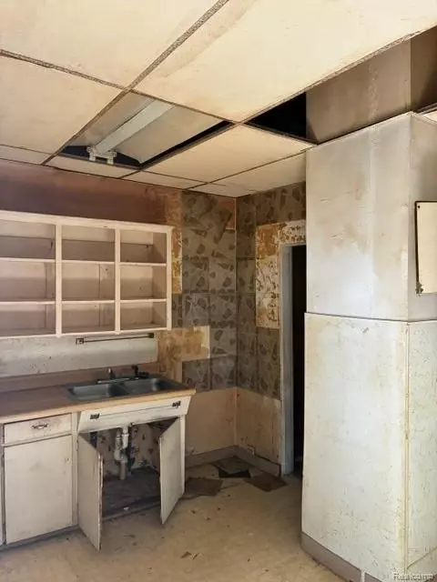 Kitchen - 215 10th St W, Flint, MI 48503 photo 3 of 4