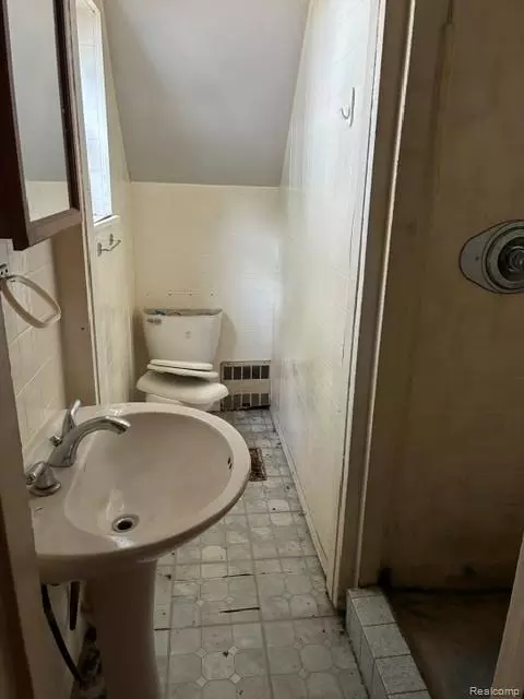Bath - 215 10th St W, Flint, MI 48503 photo 3 of 5