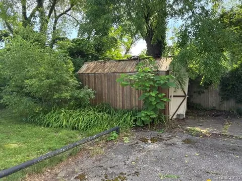 Exterior - 215 10th St W, Flint, MI 48503 photo 1 of 3
