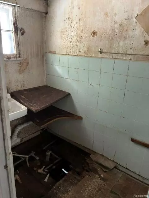 Bath - 215 10th St W, Flint, MI 48503 photo 4 of 5
