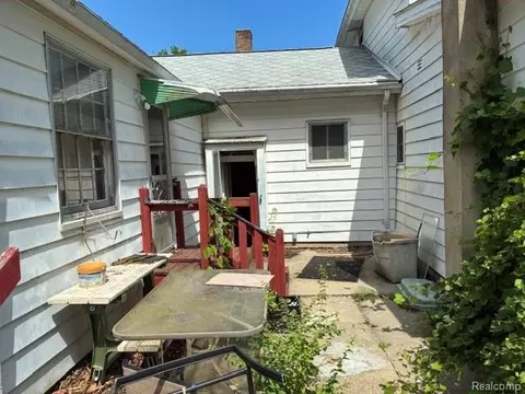 Exterior - 215 10th St W, Flint, MI 48503 photo 2 of 3
