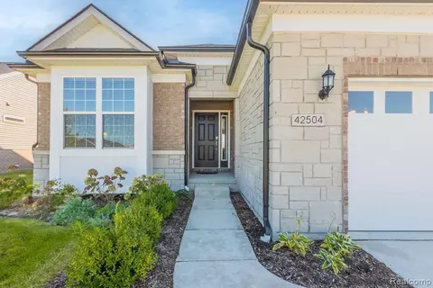 42504 Arbor Dr, Clinton Township, MI 48038