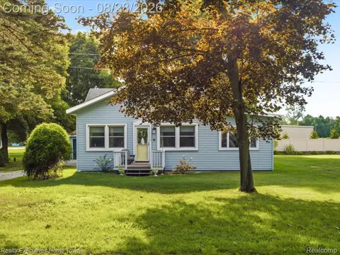 6965 Lakeport Dr, Lakeport, MI 48059