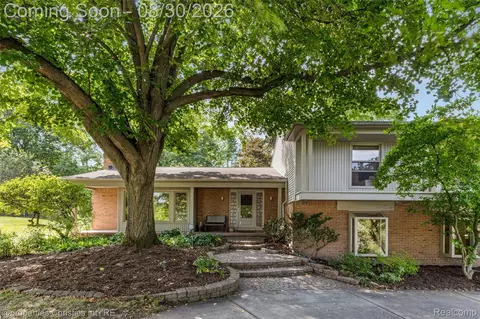 28107 New Bedford Dr, Farmington Hills, MI 48334