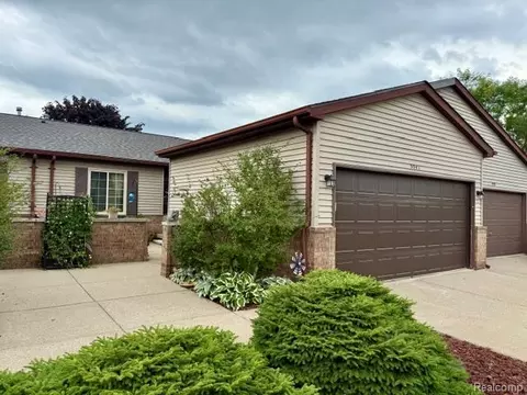 5041 Sandalwood Dr, Grand Blanc, MI 48439