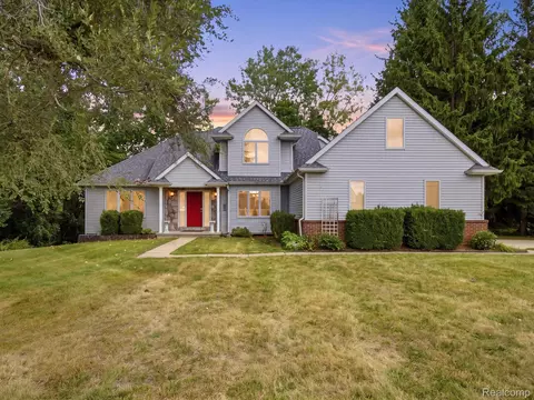 575 Lakes Edge Dr, Oxford, MI 48371