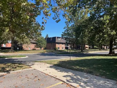 311 Riviera Dr, Saint Clair Shores, MI 48080