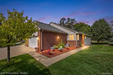 7964 Divot Dr #6, Waterford, MI 48327