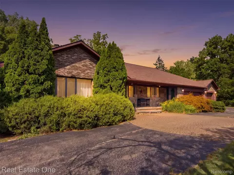 2626 W Wattles Rd, Troy, MI 48098