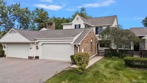 7139 Creeks Xing, West Bloomfield, MI 48322
