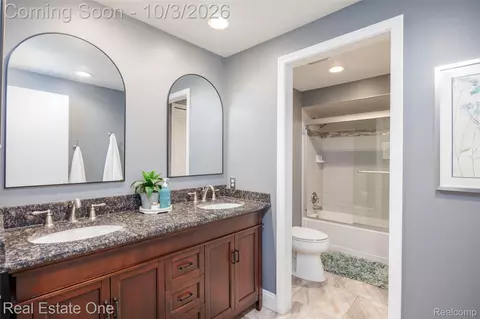 Bath - 2371 Red Maple Dr, Troy, MI 48098 photo 4 of 5
