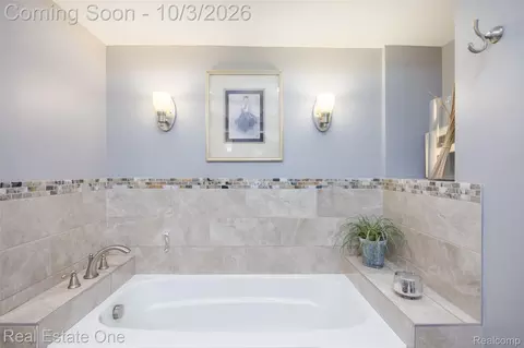 Bath - 2371 Red Maple Dr, Troy, MI 48098 photo 3 of 5