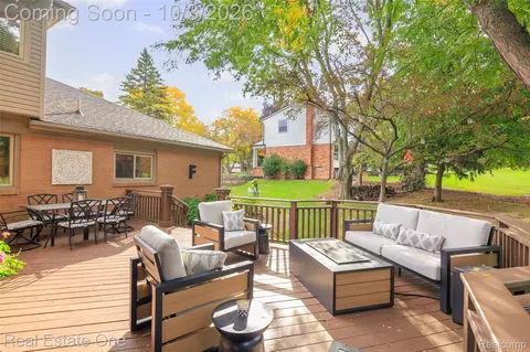 Exterior - 2371 Red Maple Dr, Troy, MI 48098 photo 2 of 7