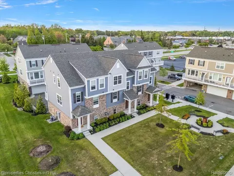 View/Area - 4953 Treeside Ln, Troy, MI 48098 photo 3 of 14