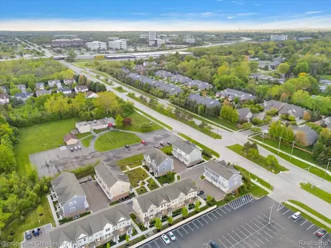 View/Area - 4953 Treeside Ln, Troy, MI 48098 photo 7 of 14