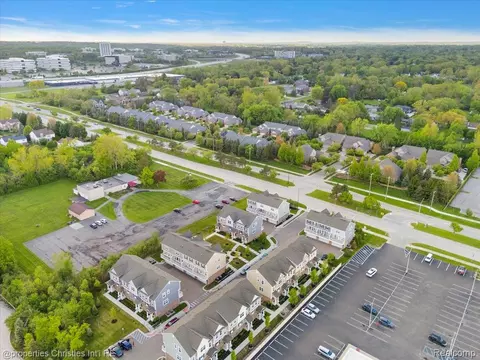 View/Area - 4953 Treeside Ln, Troy, MI 48098 photo 6 of 14