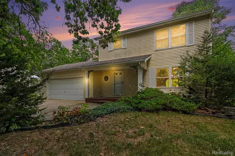 8565 Hamburg Rd, Brighton, MI 48116