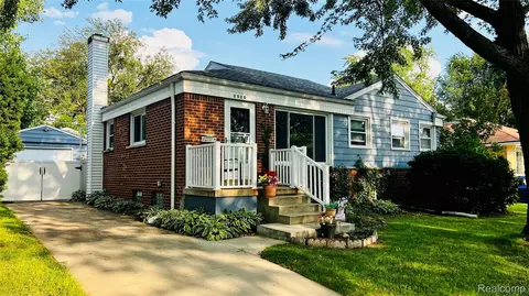 2520 Barstow Rd, Lansing, MI 48906