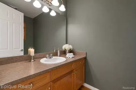 Bath - 5675 Golf Pointe Dr, Village Of Clarkston, MI 48348 photo 4 of 7