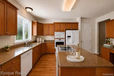 Kitchen - 5675 Golf Pointe Dr, Village Of Clarkston, MI 48348 photo 4 of 4