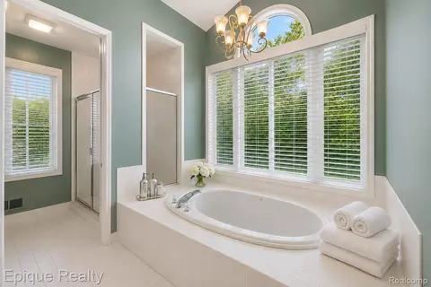 Bath - 5675 Golf Pointe Dr, Village Of Clarkston, MI 48348 photo 2 of 7